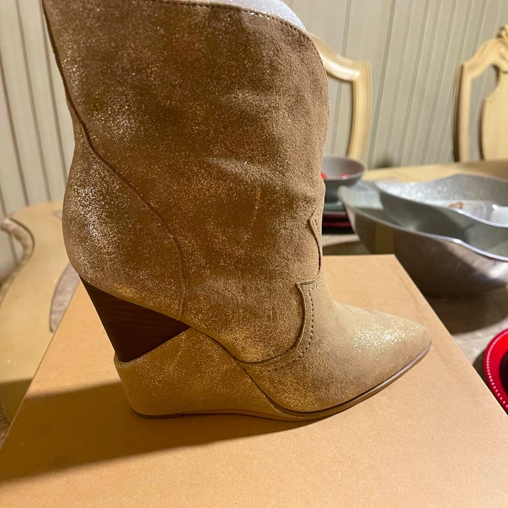 Jessica Simpson boot